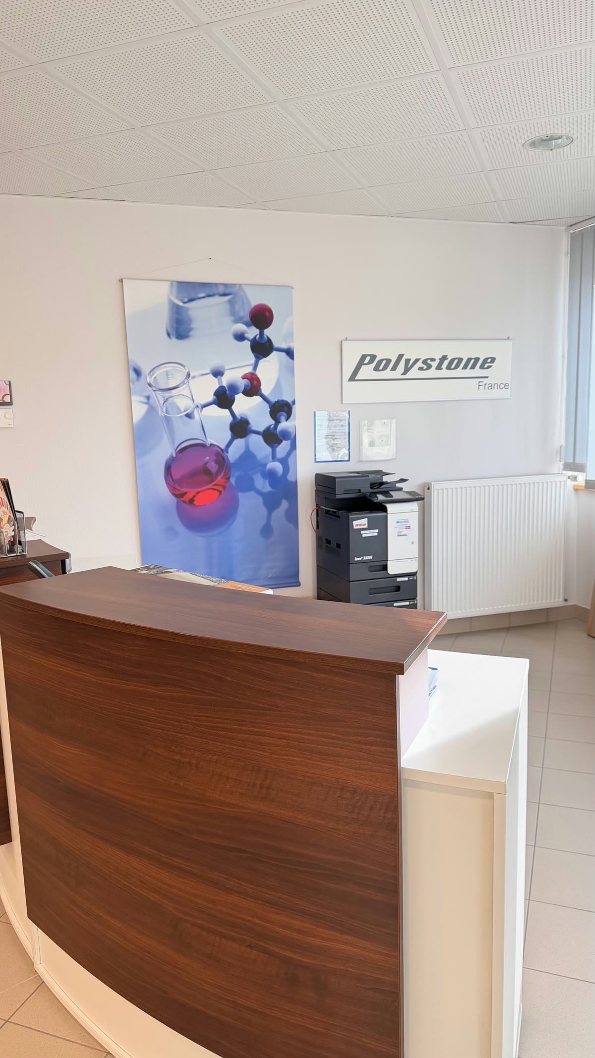 Espace d’accueil de Polystone France avec l’enseigne de l’entreprise
