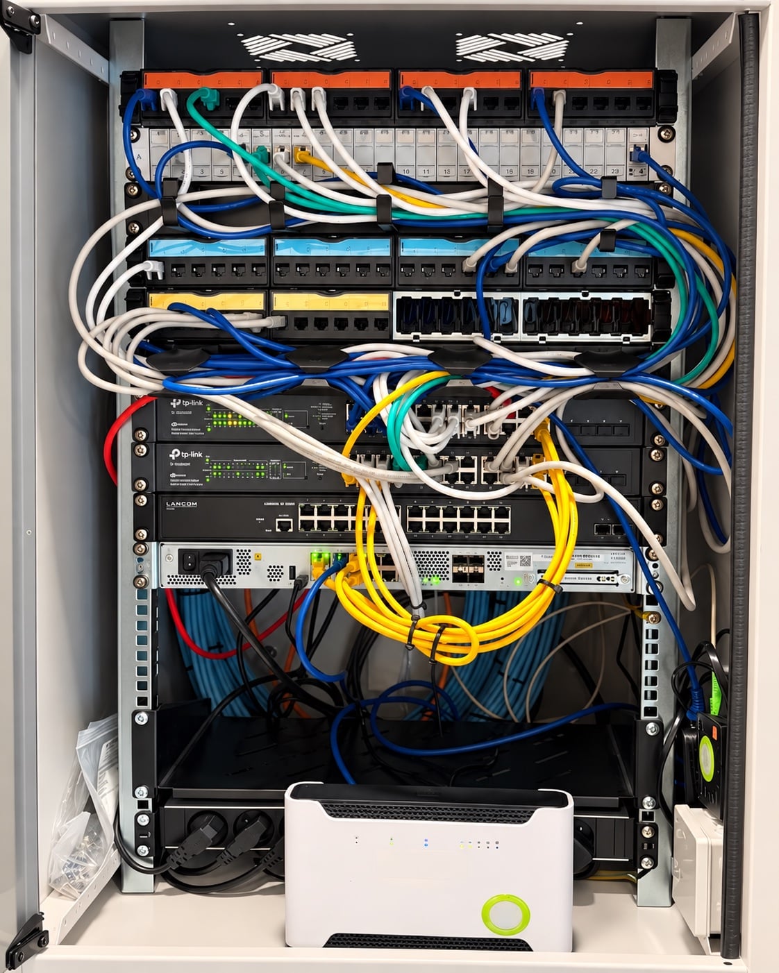 Baie réseau de Polystone France avec les équipements de télécommunication installés sur site